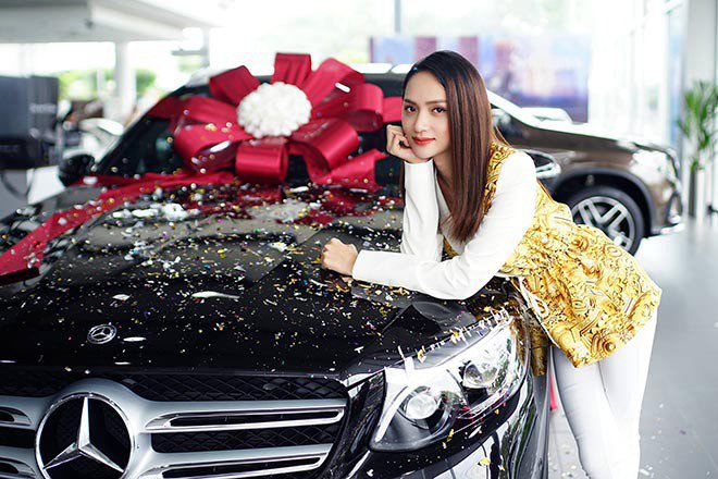 Đến năm 2018, Hương Giang mua chiếc xe hơi thứ 3 thuộc thương hiệu Mercedes có giá 2,5 tỷ đồng.