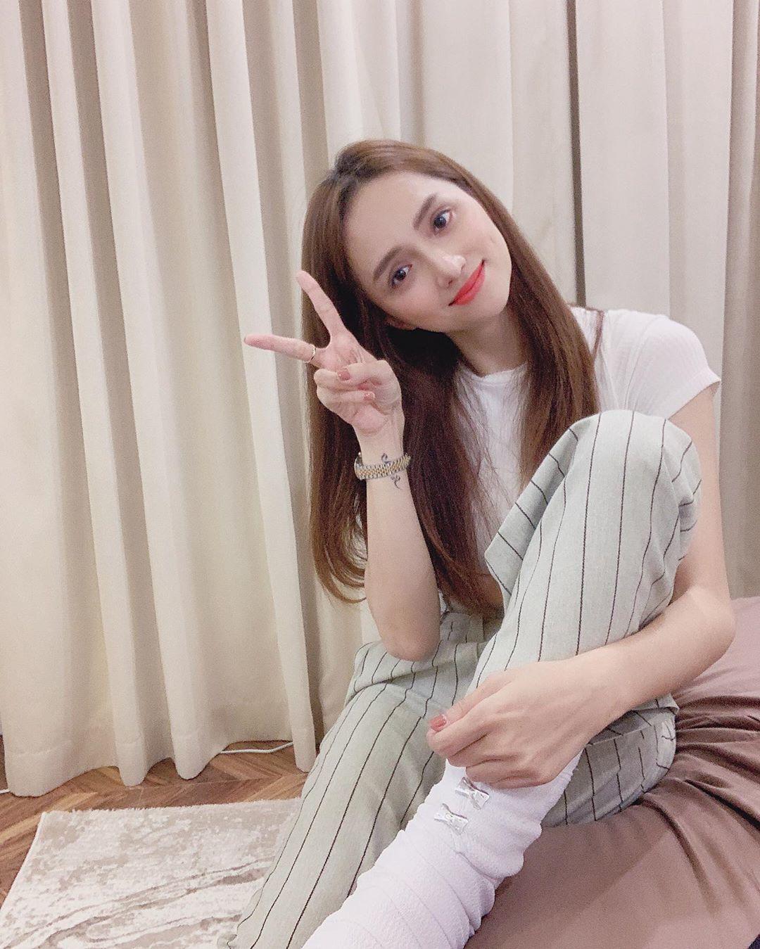 Vào đầu năm 2020, Hương Giang còn tiết lộ mua tặng mẹ một căn hộ hạng sang ở Hà Nội nhân dịp sinh nhật. Mẹ đã vất vả nhiều vì con rồi. Hôm nay sinh nhật mẹ, con có món quà tặng cho mẹ. Hy vọng mẹ sẽ luôn vui vẻ, dù con ở xa nhưng mẹ vẫn luôn cảm thấy hạnh phúc và tự hào, yên tâm vì con - Nữ ca sĩ chia sẻ.