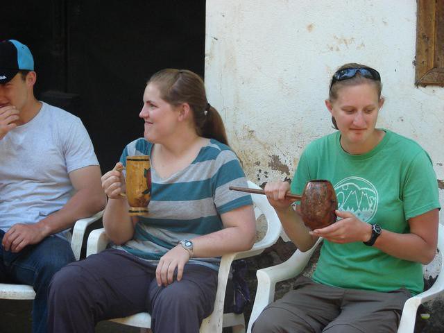 Đổ đống chuối chín vào thân cây rồi giẫm nát: Loại nước uống thử 1 lần là nhớ mãi - 16