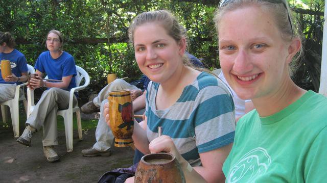 Đổ đống chuối chín vào thân cây rồi giẫm nát: Loại nước uống thử 1 lần là nhớ mãi - 15