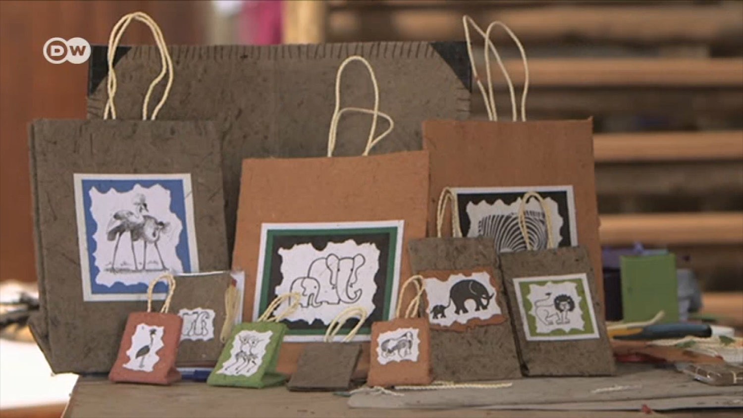 Đổ đống chuối chín vào thân cây rồi giẫm nát: Loại nước uống thử 1 lần là nhớ mãi - 17