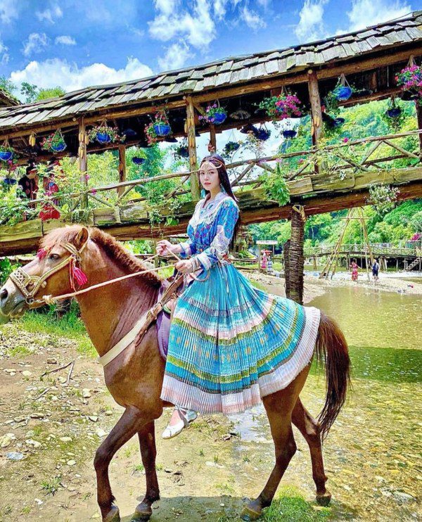 Sắc màu trong trang phục của người Mông | Báo Dân tộc và Phát triển