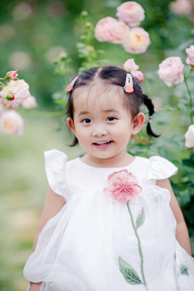 Khánh Thi nghẹn ngào khi con gái sinh non 1,9kg giờ tròn 2 tuổi: Ảnh hiện tại xinh mũm mĩm - 2