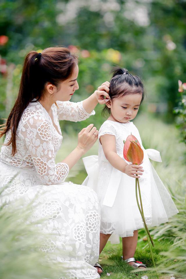 Khánh Thi nghẹn ngào khi con gái sinh non 1,9kg giờ tròn 2 tuổi: Ảnh hiện tại xinh mũm mĩm - 4