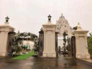 Tin tức - Lâu đài 7 tầng diễn ra đám cưới gây "sốt" cộng đồng mạng, cô dâu đeo vàng trĩu cổ