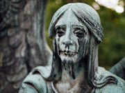 Clip Eva - Bức tượng 'khóc ra nước mắt đen' bí ẩn trong nghĩa trang