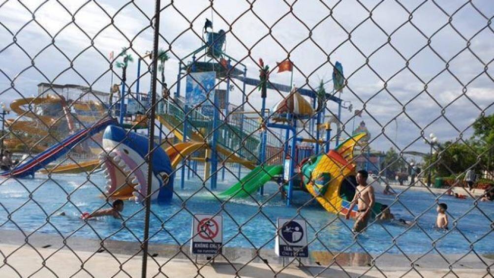 Thương tâm bé trai 7 tuổi qua đời tại bể bơi công viên nước - 1
