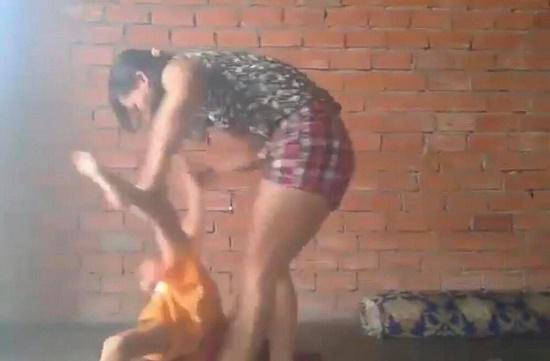 Lời khai amp;#34;sốcamp;#34; của người phụ nữ bóp cổ, đánh đập bé trai dã man ở Bình Dương - 1