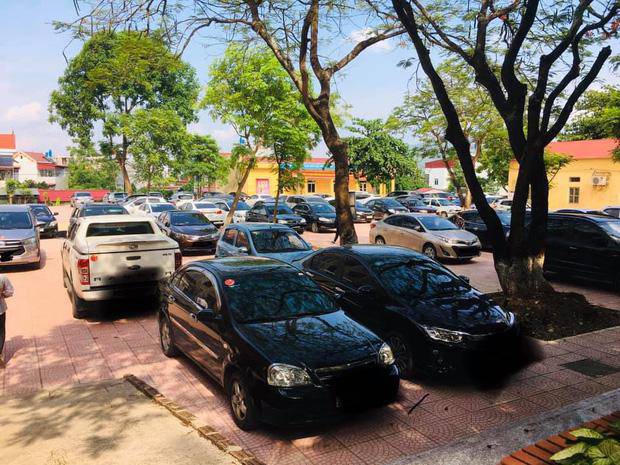 Choáng ngợp trước dàn xế amp;#34;khủngamp;#34; đỗ kín sân trường trong buổi họp phụ huynh ở Bắc Giang - 1