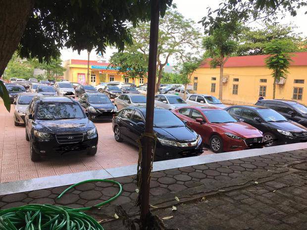 Choáng ngợp trước dàn xế amp;#34;khủngamp;#34; đỗ kín sân trường trong buổi họp phụ huynh ở Bắc Giang - 2