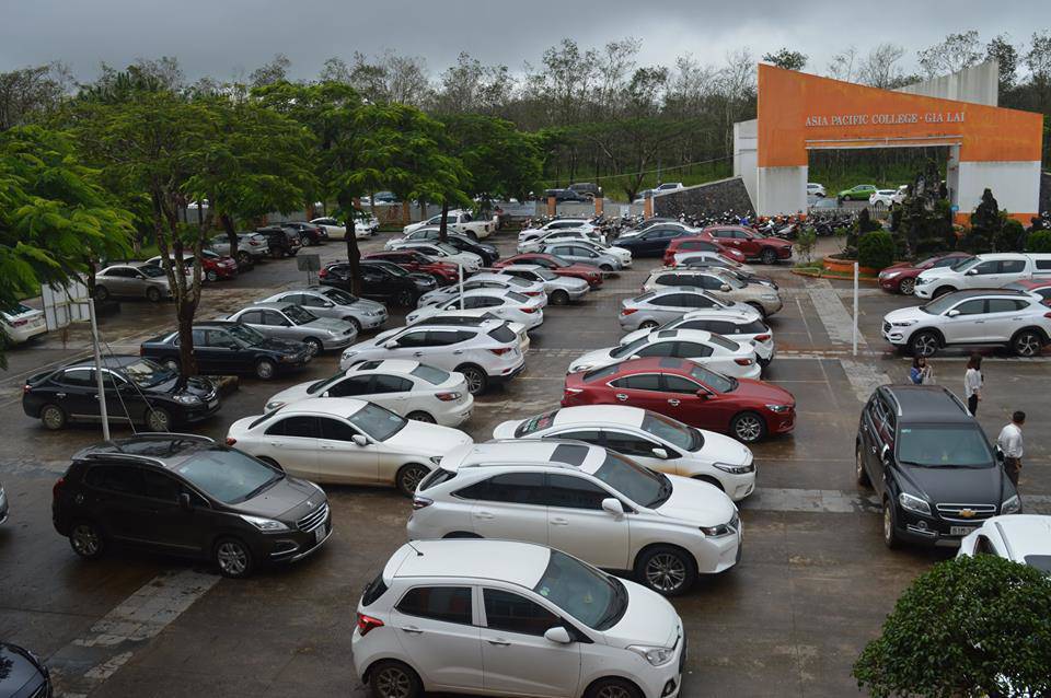 Choáng ngợp trước dàn xế amp;#34;khủngamp;#34; đỗ kín sân trường trong buổi họp phụ huynh ở Bắc Giang - 4