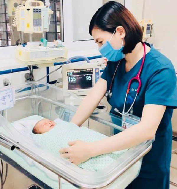 Tin mới nhất về sức khỏe bé trai bị mẹ bỏ dưới hố ga: Vẫn nặng, phải thở máy - 1