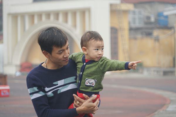 gui con cho ba de di da bong, nu tien ve 9x bat luc nhin con khong biet goi “me” - 8