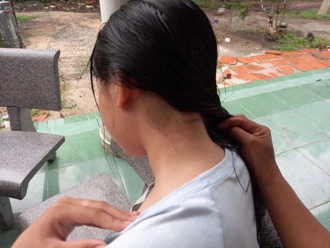 Tin tức 24h: Cô dâu 65 đăng ảnh chồng trẻ làm phụ hồ, đập tan nghi vấn yêu vì tiền - 2
