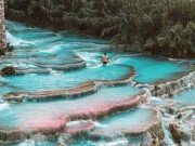 Xem ăn chơi - Lạ lùng suối nước nóng màu xanh ngọc lam, du khách mê mẩn quên lối về