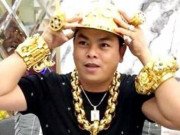 Tin tức - “Đại gia” đeo 13kg vàng giả Phúc XO: Đi không vững, phải nhờ người dìu khi vào phòng xử