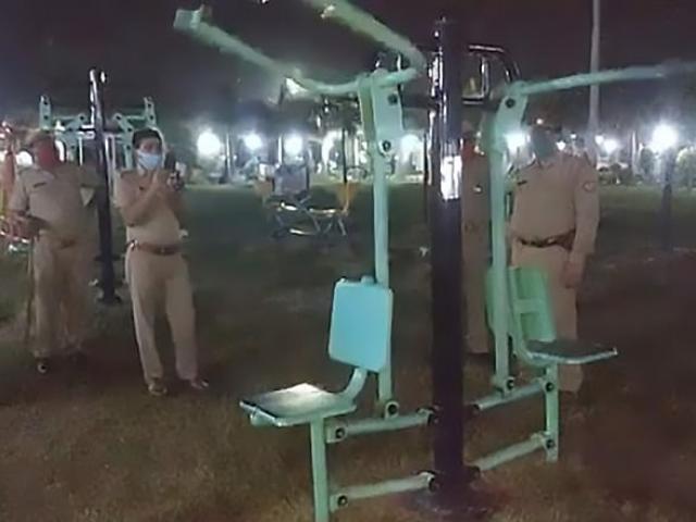 Kỳ lạ đoạn clip máy tập thể dục ở công viên tự chuyển động như có ma trêu