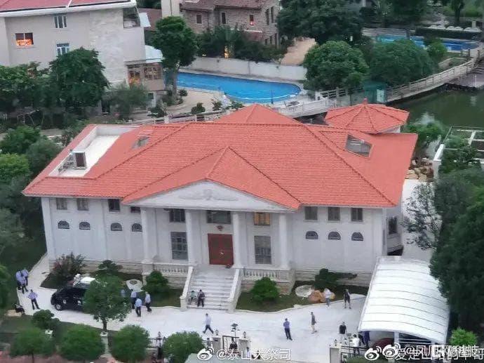 Soi độ giàu có của tỷ phú vừa bị bắt cóc trong chính biệt thự của mình - 1