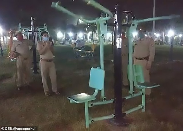 Kỳ lạ đoạn clip máy tập thể dục ở công viên tự chuyển động như có amp;#34;ma trêuamp;#34; - 1