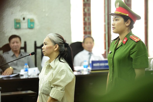 Tin tức 24h: Bùi Kim Thu bất ngờ đánh lén bị cáo trong phiên xử vụ nữ sinh giao gà - 1