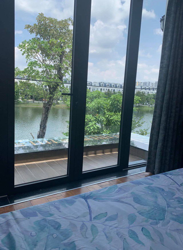Vừa được cầu hôn bằng nhẫn kim cương khổng lồ, MC Vân Hugo tậu thêm biệt thự đẹp long lanh - 5