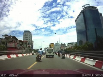 Vượt ẩu trên cầu vượt, xe máy tông thẳng vào đầu ô tô với tốc độ kinh hoàng