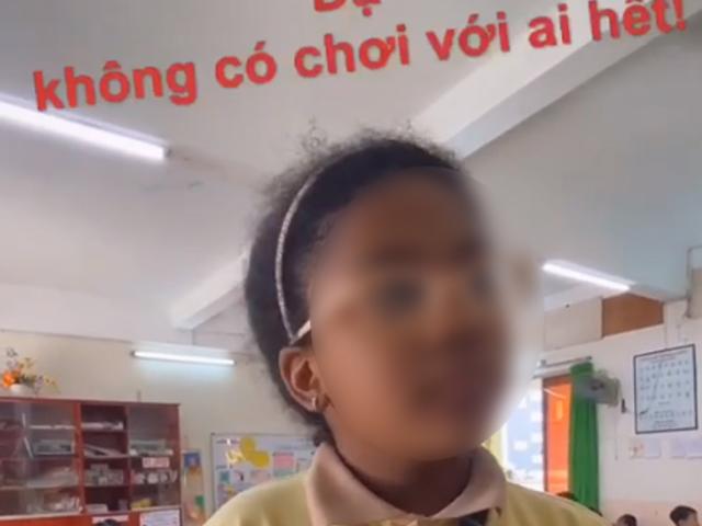 Bé gái bị bạn trong lớp không chơi cùng, cô giáo tiết lộ lý do khiến tất cả thương cảm