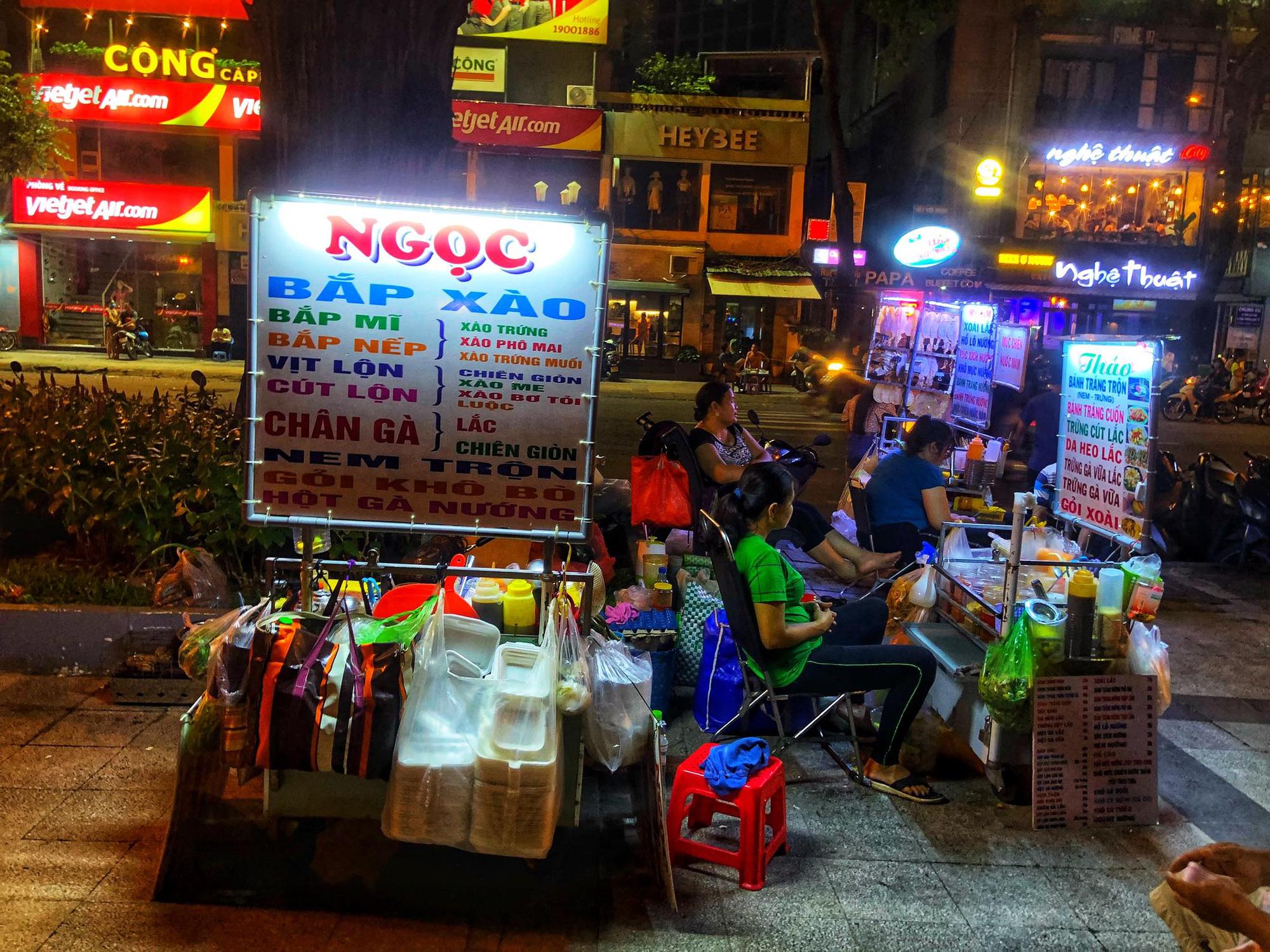 Ăn vặt xuyên đêm ở hồ Con Rùa - 1