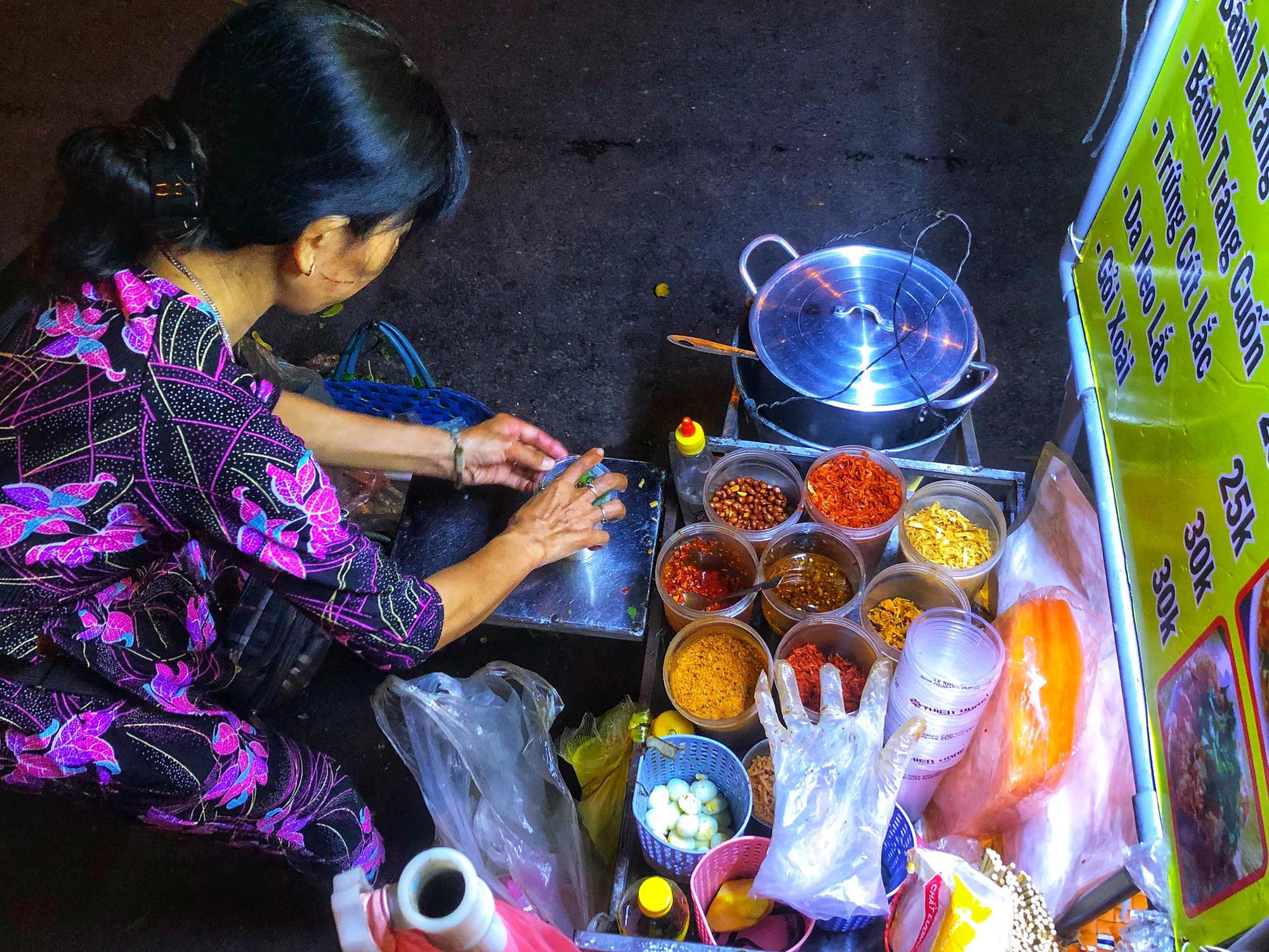 Ăn vặt xuyên đêm ở hồ Con Rùa - 2