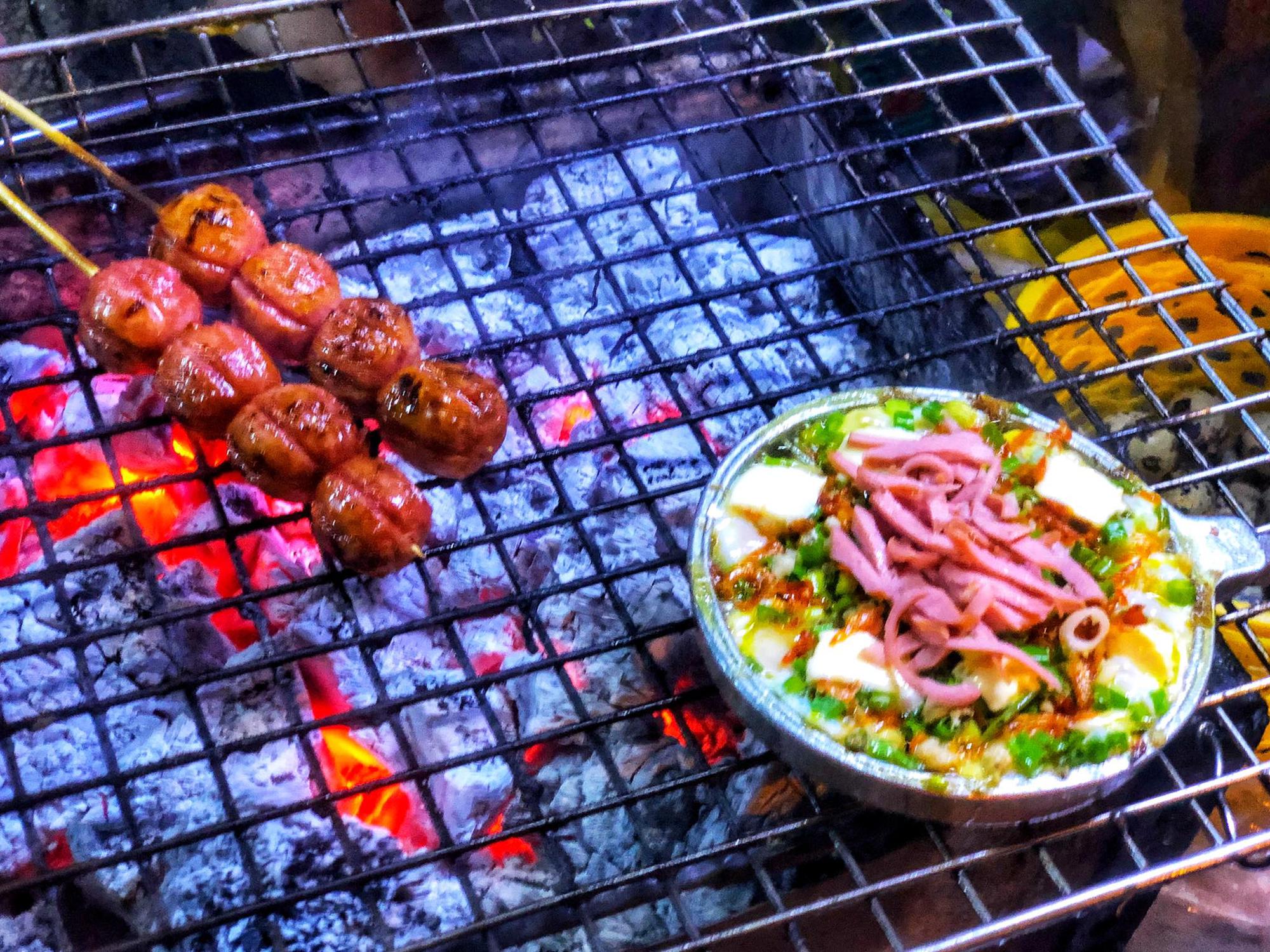 Ăn vặt xuyên đêm ở hồ Con Rùa - 3