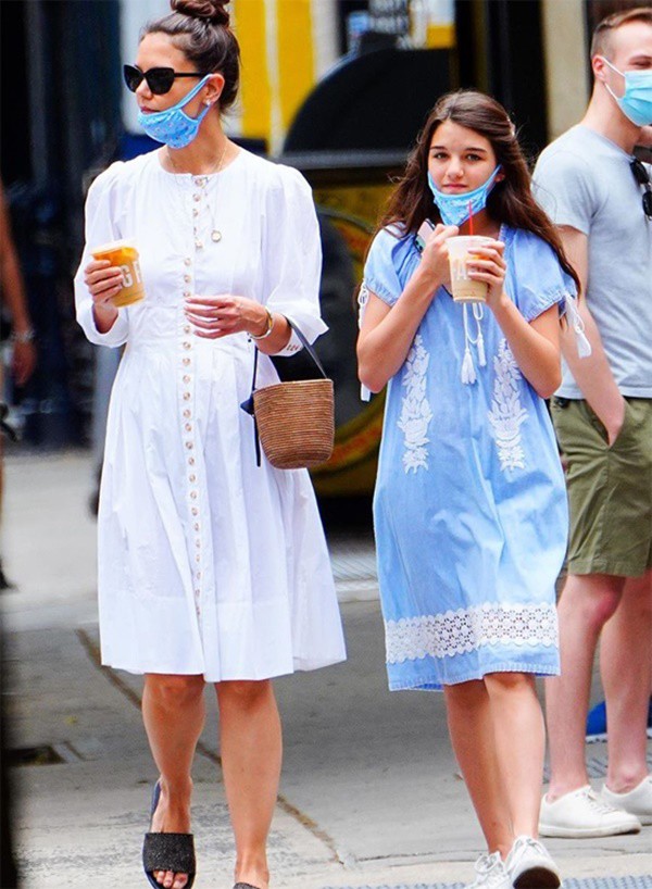 Bắt gặp Katie Holmes và con gái xuất hiện trên phố nhưng cô bé Suri nổi hơn cả mẹ - 1