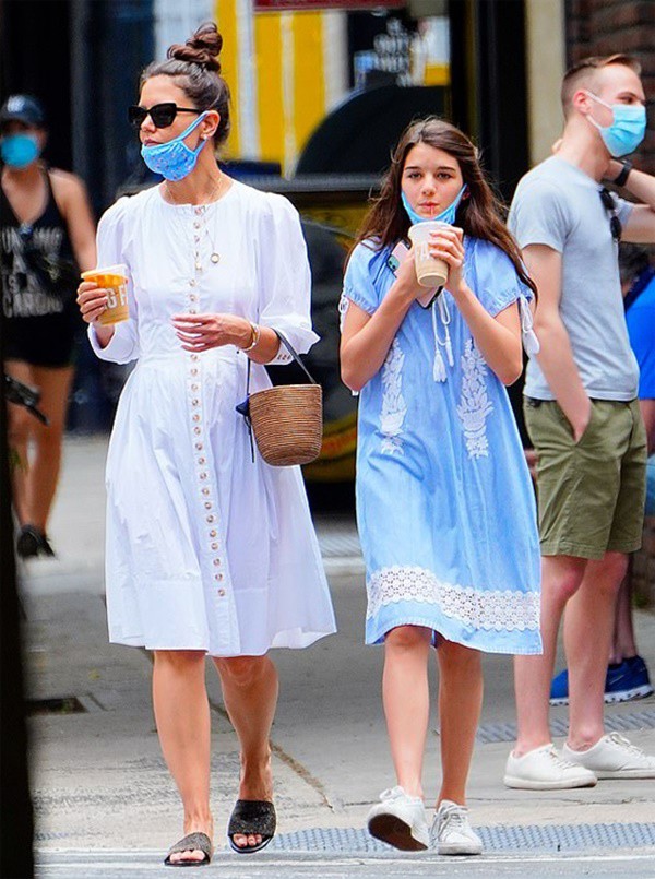 Bắt gặp Katie Holmes và con gái xuất hiện trên phố nhưng cô bé Suri nổi hơn cả mẹ - 4
