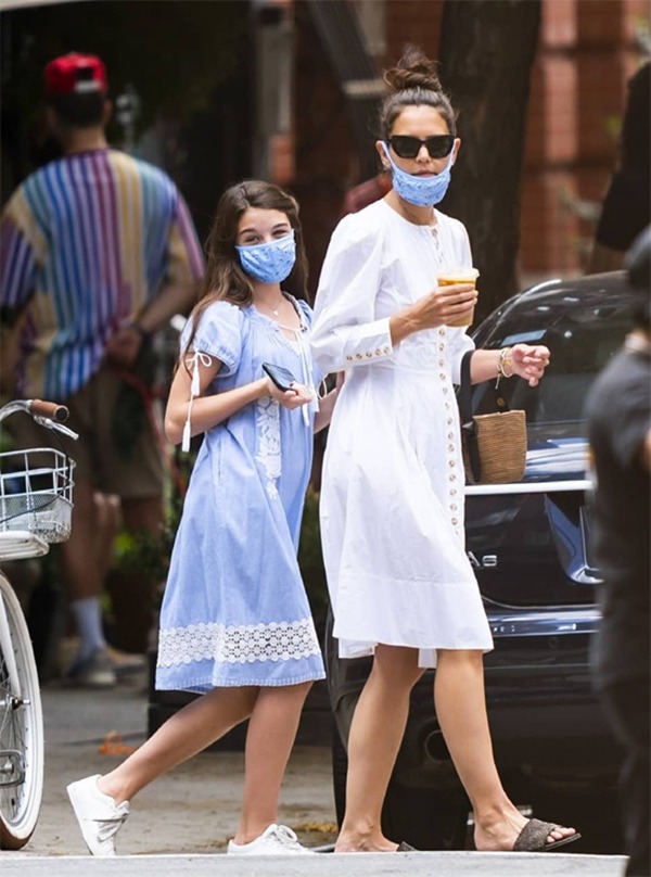 Bắt gặp Katie Holmes và con gái xuất hiện trên phố nhưng cô bé Suri nổi hơn cả mẹ - 3