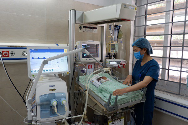 Vụ bé trai bị mẹ bỏ rơi dưới hố ga: Xuất hiện người xưng là bà ngoại đến nhận cháu - 1