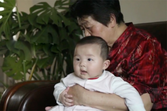 Con gái lớn bắt bỏ thai, mẹ già gần 70 tuổi có bầu tự nhiên vẫn quyết giữ bằng được - 1