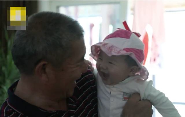 Con gái lớn bắt bỏ thai, mẹ già gần 70 tuổi có bầu tự nhiên vẫn quyết giữ bằng được - 5