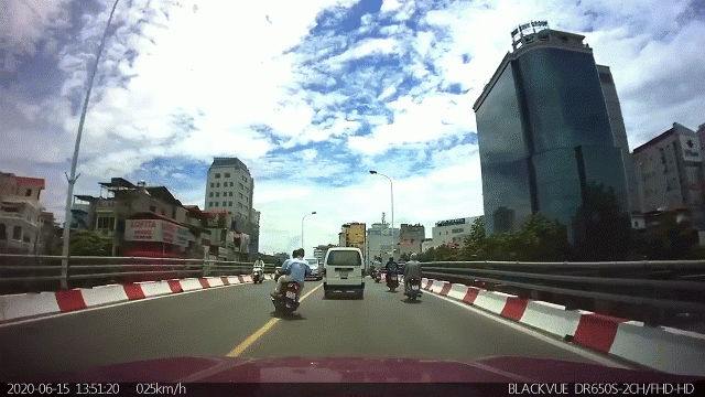 Vượt ẩu trên cầu vượt, xe máy tông thẳng vào đầu ô tô với tốc độ kinh hoàng - 1