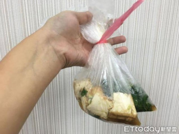 Thường ăn đồ nóng trong túi nilon, bé gái dậy thì sớm, bé trai có bộ phận sinh dục ngắn