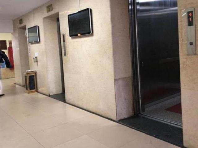 Hà Nội: Một người đàn ông bị nghi dâm ô bé trai trong thang máy chung cư 25 Lạc Trung