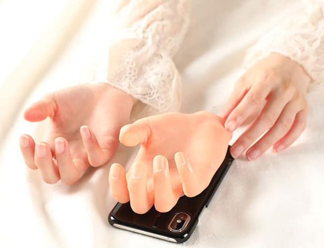Tưởng đùa mà thật: Những chiếc ốp điện thoại khiến người khác amp;#34;giật mìnhamp;#34; - 6