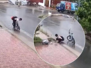 Tin tức - Cuộc sống khó khăn của nam sinh lớp 6 dừng xe dọn rác trên cống lúc trời mưa