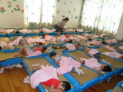 Làm mẹ - Thêm một vụ bé trai xâm phạm cơ thể bé gái, bố mẹ sởn gai ốc không dám xem hết