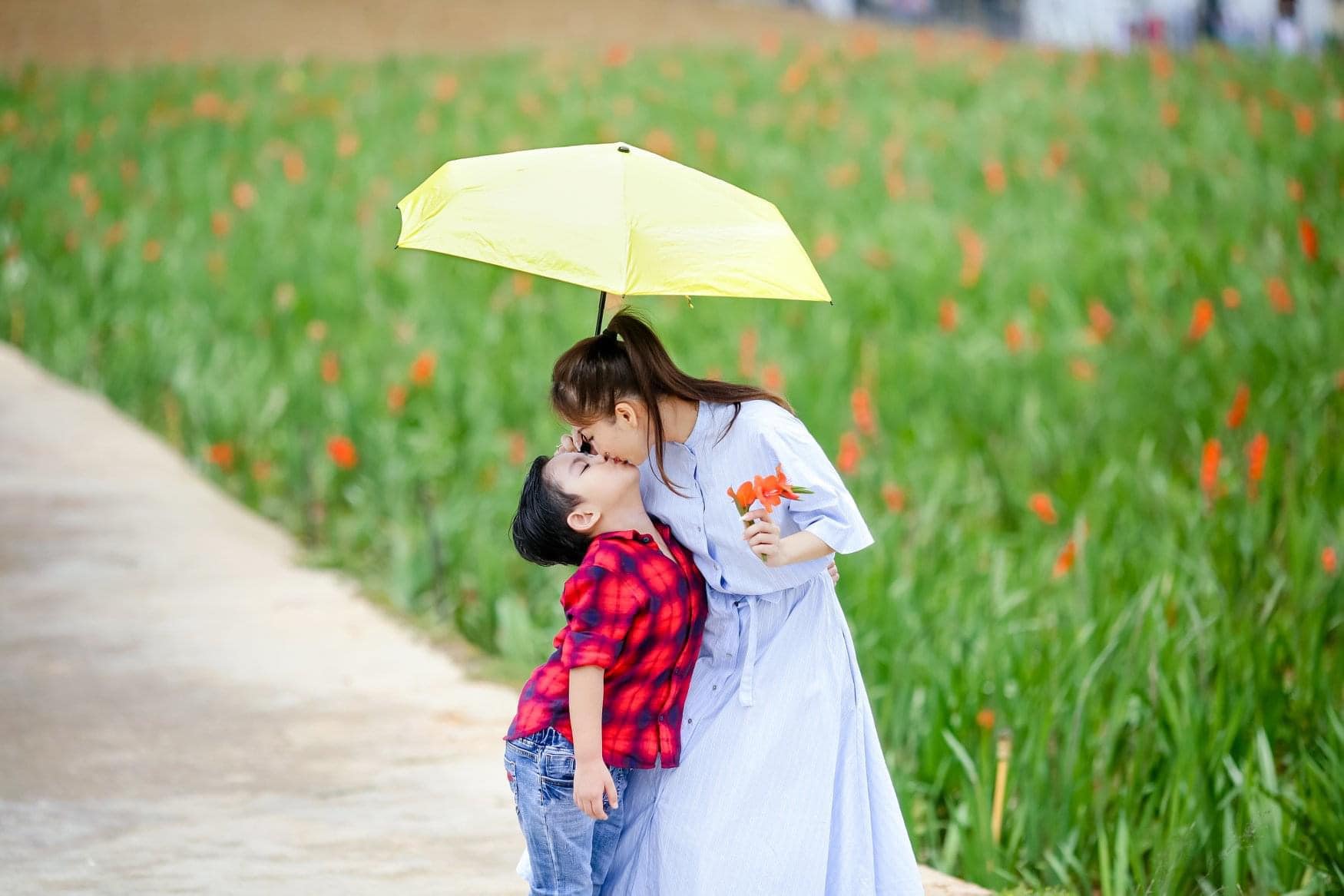 Sao Việt 24h: Ảnh hiếm thời trẻ của ca sĩ lai Tây Phi Nhung, giờ 48 tuổi vẫn amp;#34;xì-tinamp;#34; - 10