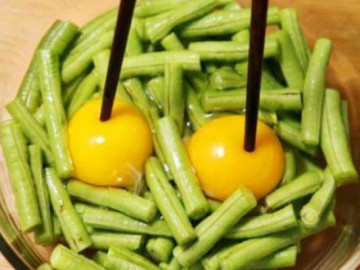 Con dâu đập trứng vào quả đậu đũa khiến mẹ chồng kinh ngạc, ăn xong rồi mới hiểu tại sao