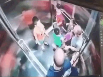Bé trai bị người đàn ông đá vào bộ phận nhạy cảm trong thang máy