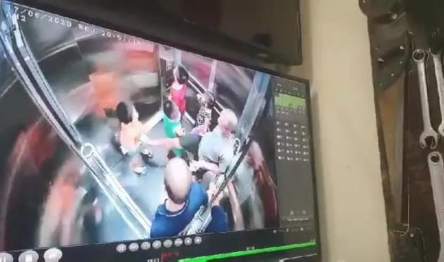 Clip người đàn ông lấy chân chạm vào vùng kín bé trai trong thang máy: Mẹ bé trai nói gì? - 1