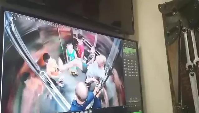 Clip người đàn ông lấy chân chạm vào vùng kín bé trai trong thang máy: Mẹ bé trai nói gì? - 2