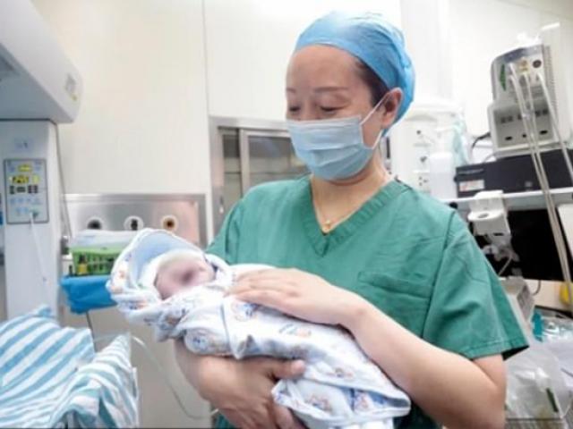 Hy hữu 2 anh em sinh đôi chào đời cách nhau 10 năm, nhìn cân nặng còn choáng ngợp hơn