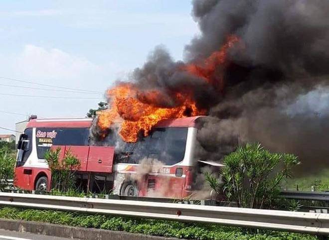 Xe khách giường nằm cháy ngùn ngụt trên cao tốc Hà Nội - Lào Cai - 1