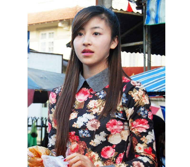 Cách đây 7 năm, hình ảnh một cô gái có vẻ đẹp nhẹ nhàng, giản dị đang bán bánh tráng bất ngờ nổi đình nổi đám trên mạng xã hội. Đó chính là Lê Hoài Bảo Chi (1994) - cô nàng được cư dân mạng ưu ái đặt cho biệt danh “hot girl bánh tráng trộn”.
